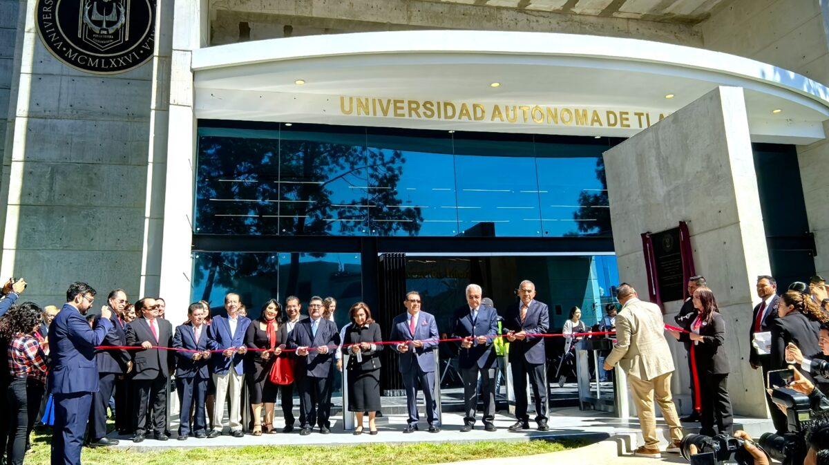 Rector de la UATx entrega la estructura del Proyecto Educa-UATx
