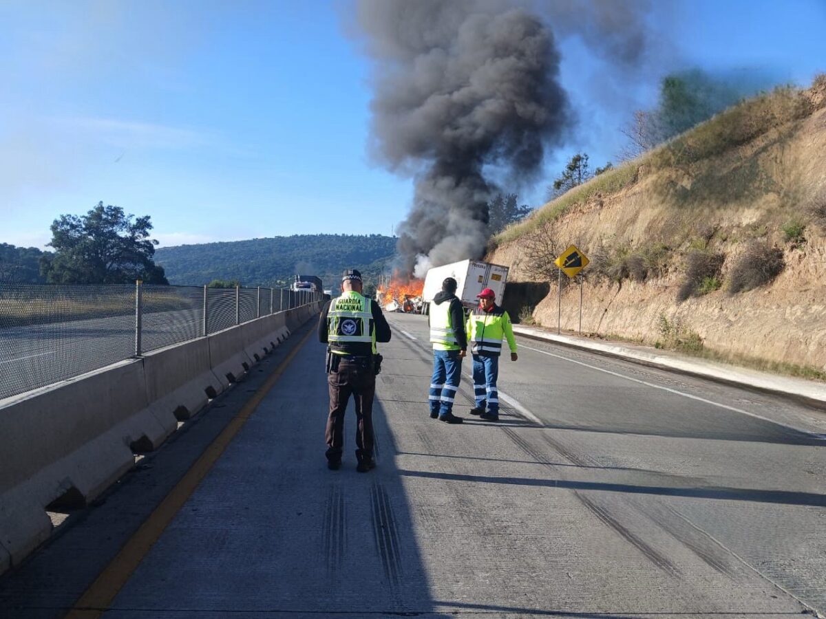 Caos matutino en el Arco Norte: Fuerte choque de tráileres desata incendio y cierre parcial