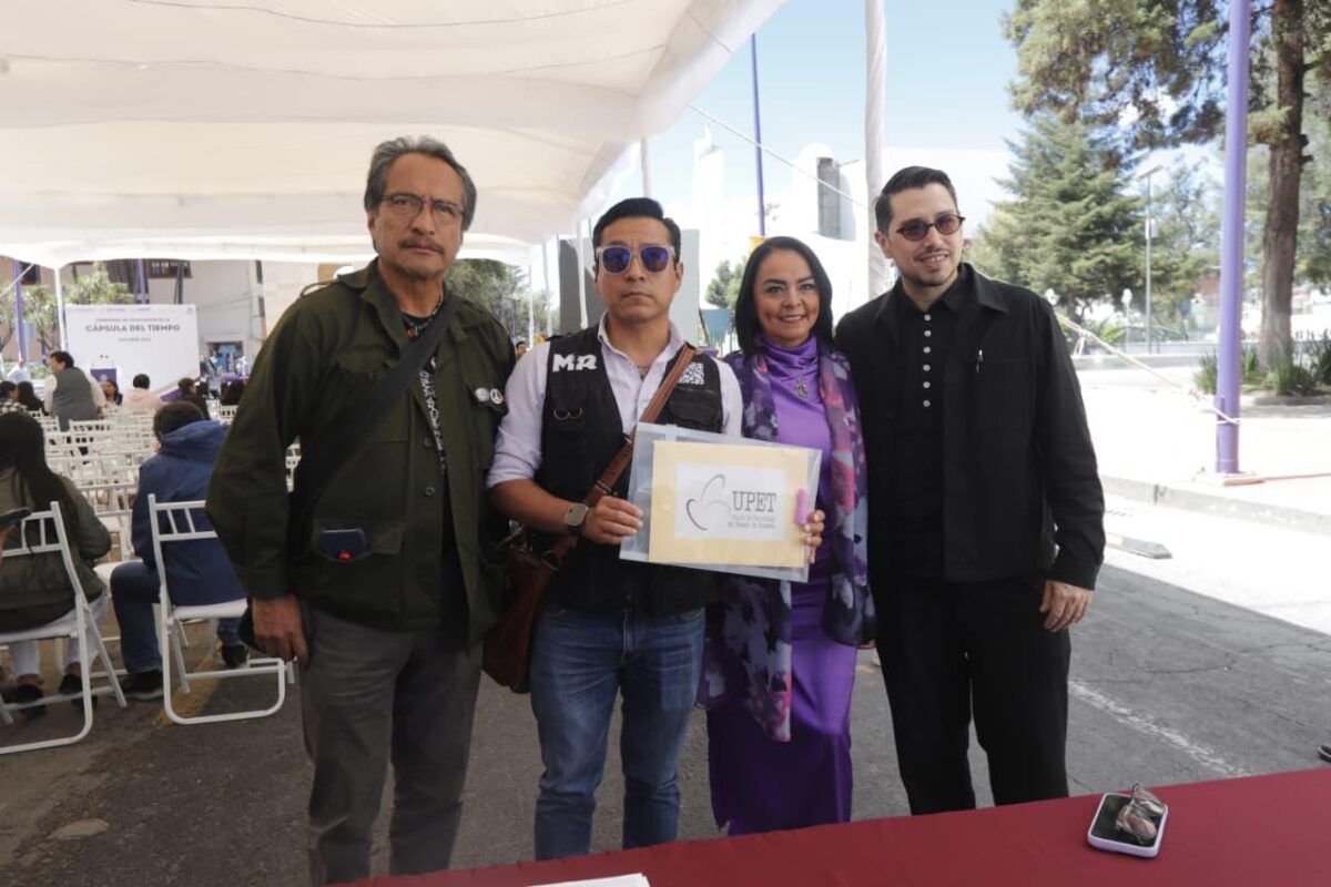 Archivos del gremio para ser colocados dentro de la “cápsula del tiempo”