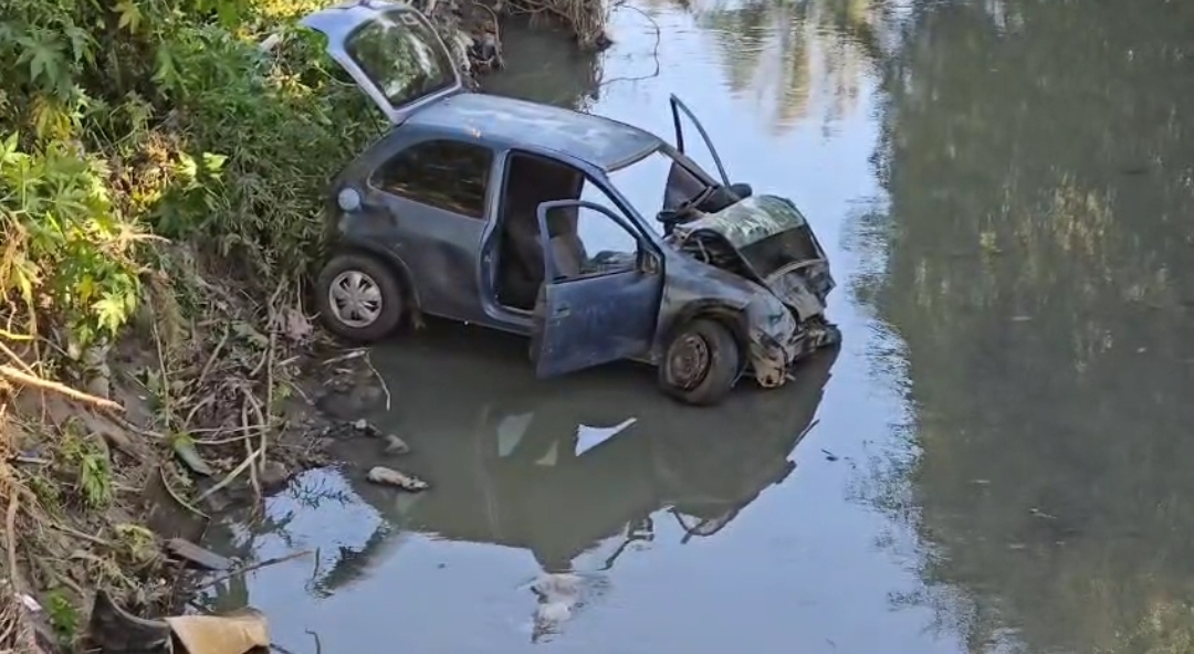 Manejar ebrio termina en picada a drenaje: Rescatan con vida a conductor que cayó a río en Tlaxcala