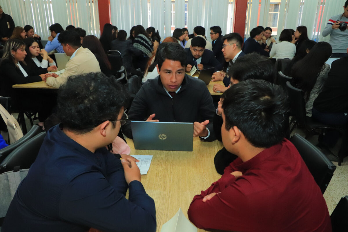 Estudiantes de Administración UATx aplican sus capacidades en simulador de marketing