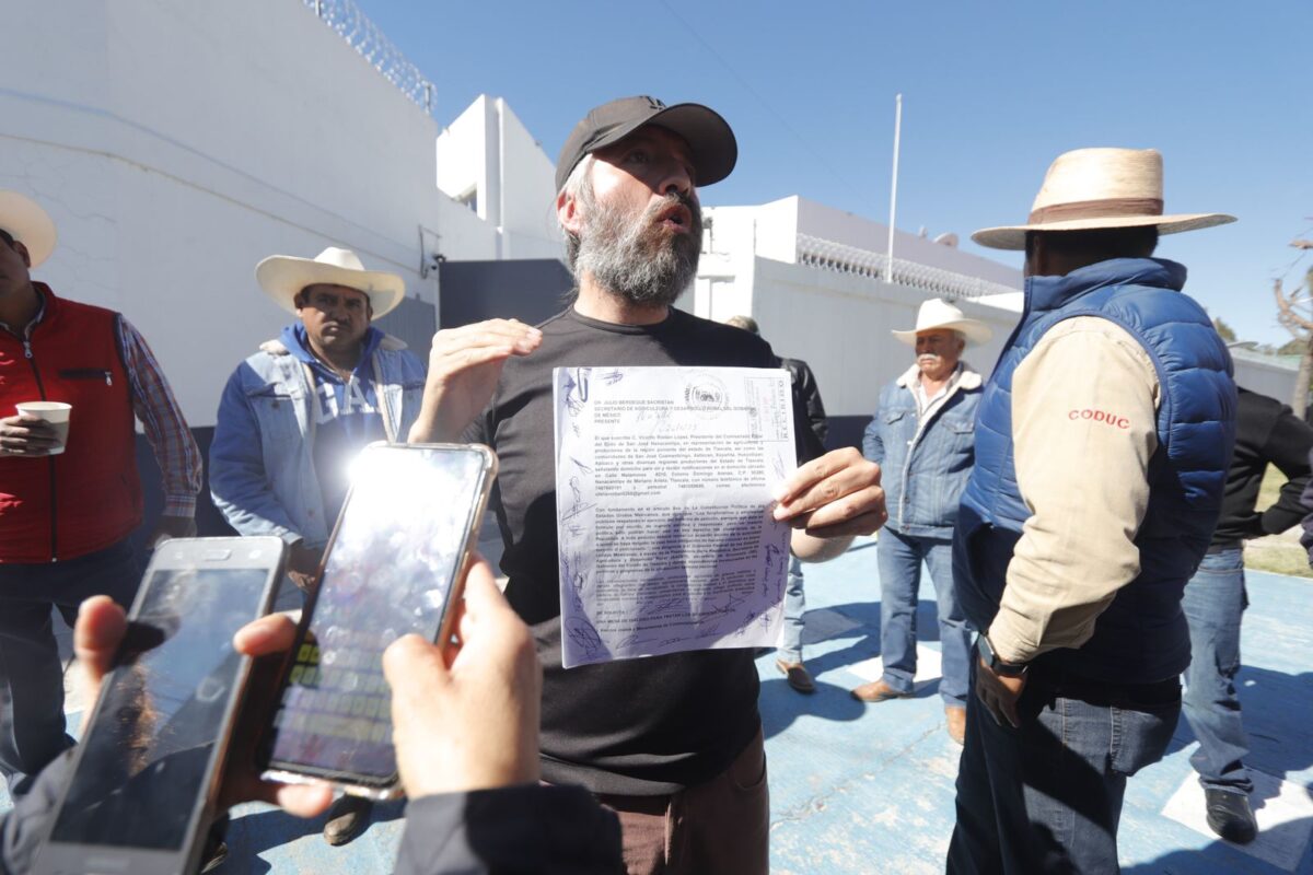 El activista Efrén López, acompañado de campesinos del estado de Tlaxcala, ofrecieron esta mañana una rueda