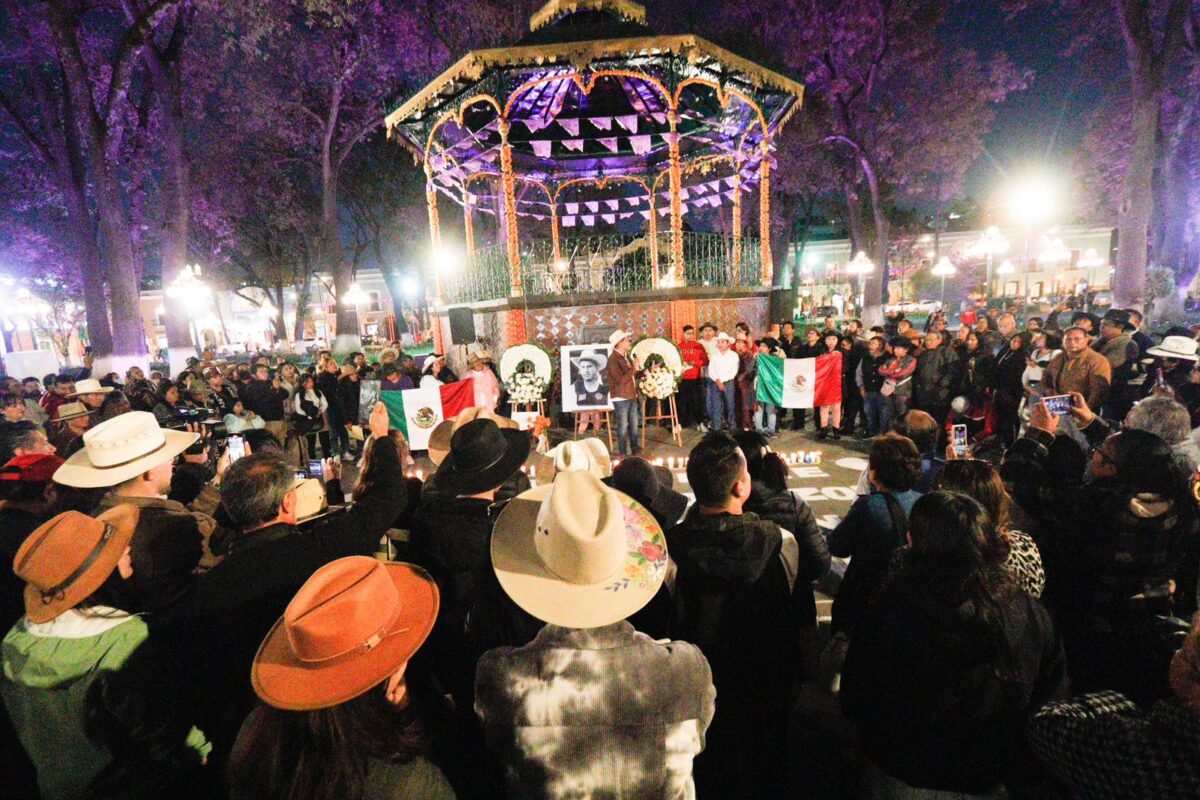 Homenajean con veladoras y mensajes a Carlos Manzo