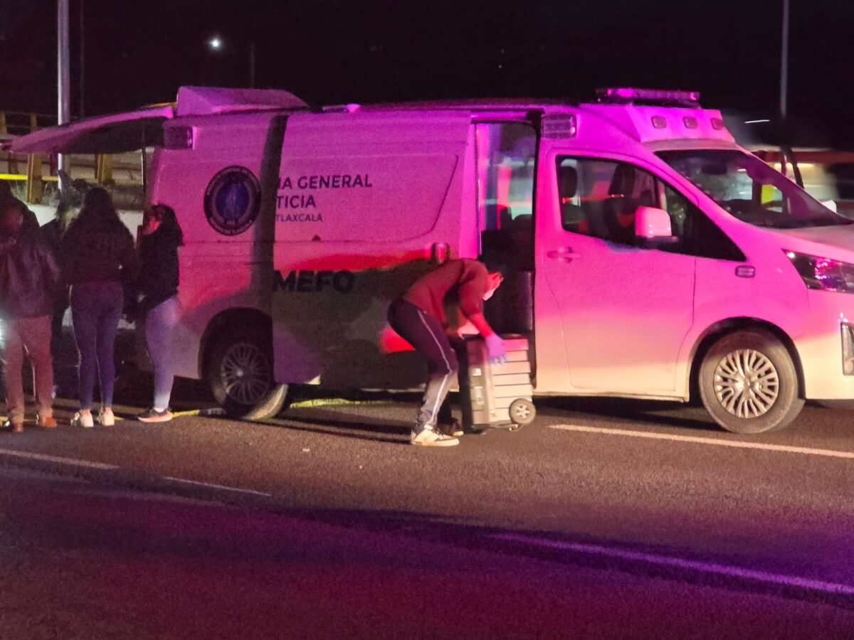 Servidora pública de la FGJE muere atropellada al intentar auxiliar a auto varado en Apetatitlán