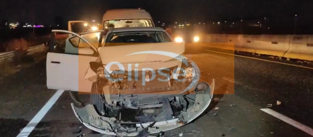 Auto impacta poste de CFE en autopista Texmelucan-Tlaxcala y ocupantes huyen