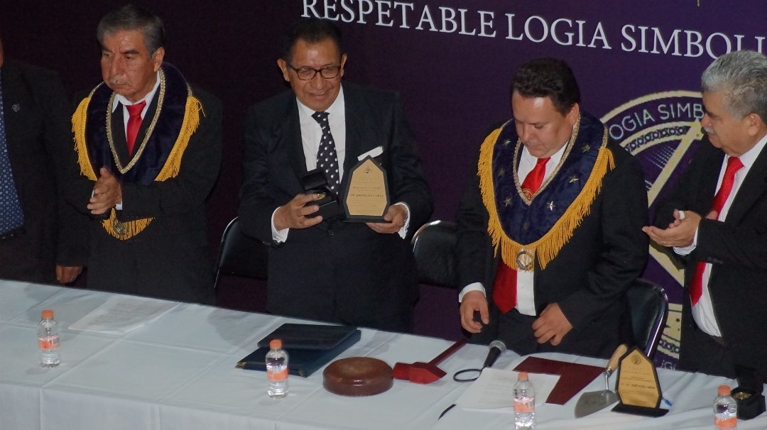 Rector de la UATx recibe el Galardón al Ciudadano Ejemplar