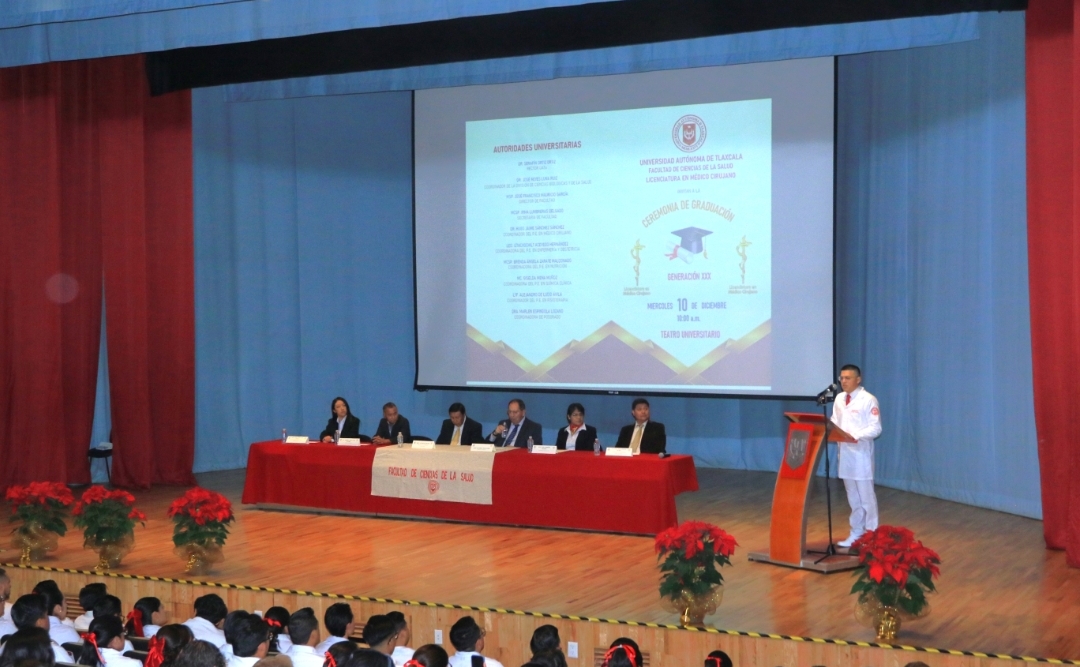 Rinden juramento ético 87 egresados de Licenciatura en Médico Cirujano UATx