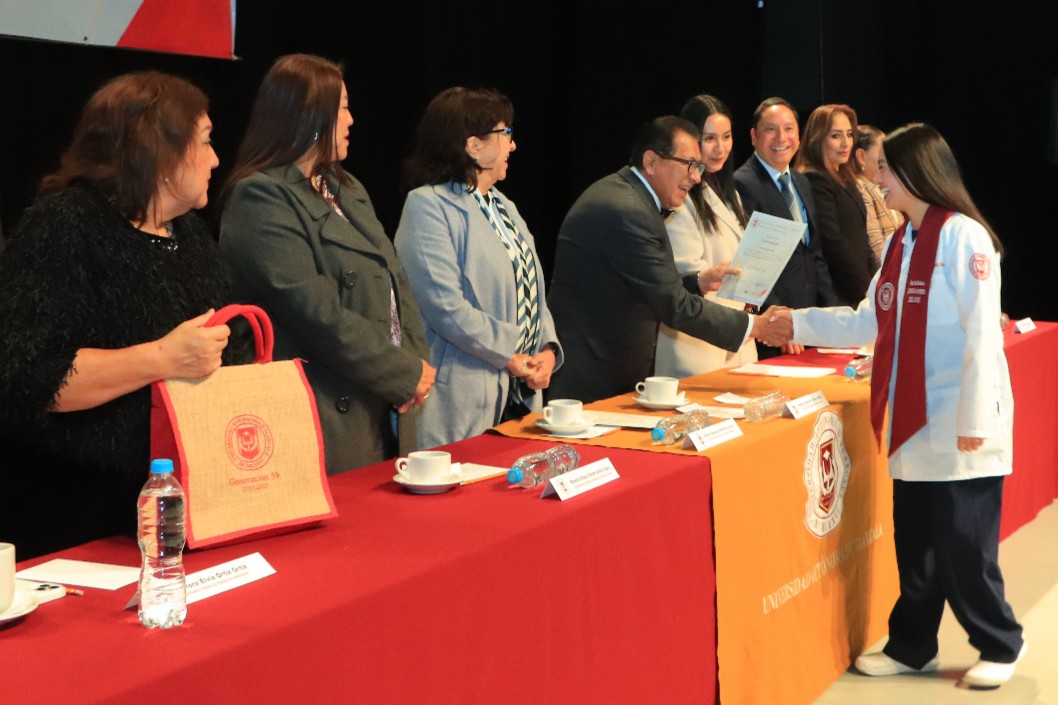 Preside Rector de la UATx graduación de 115 nuevos odontólogos