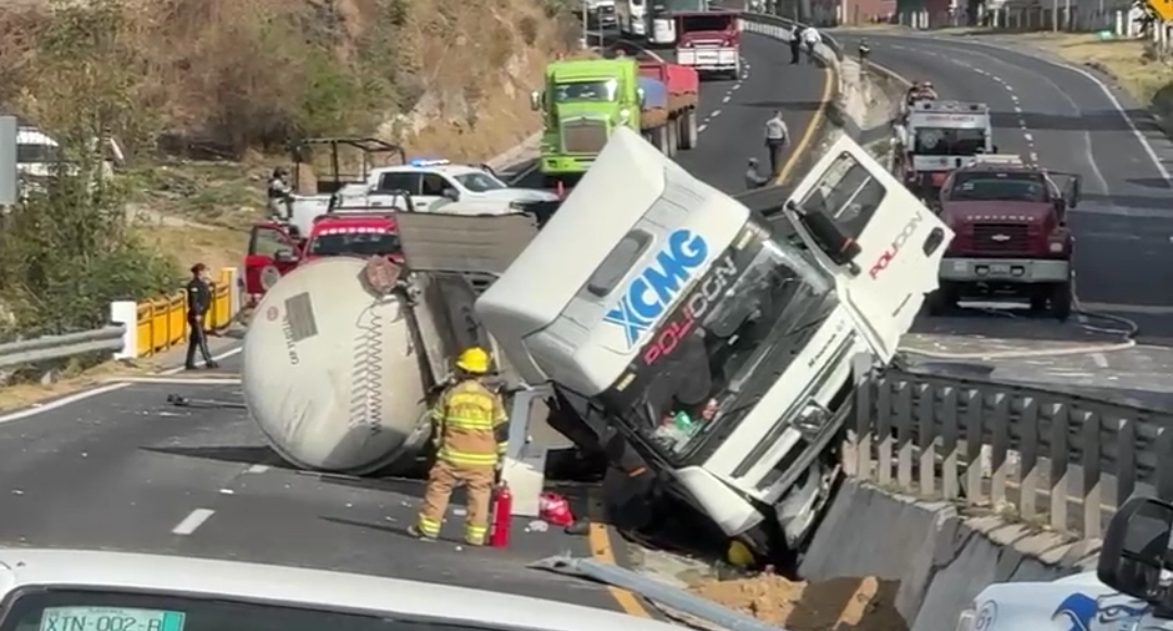 Vuelca pipa con 30 mil litros de gasolina; cierran paso en la Apizaco-Tlaxcala