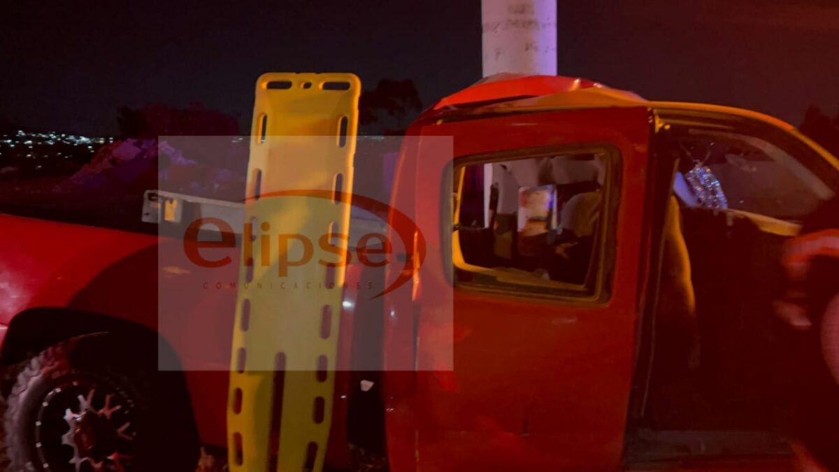 Adolescente muere tras brutal impacto de camioneta contra poste en Apizaco
