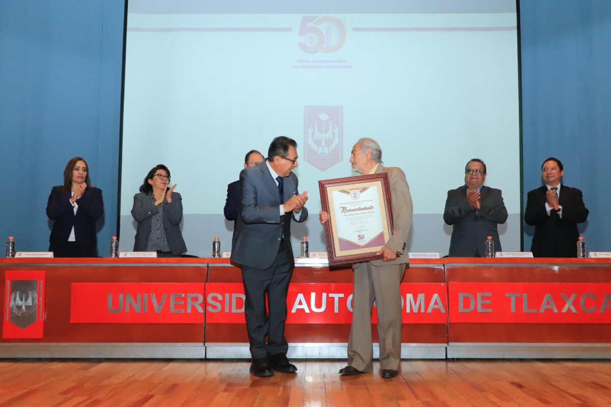 Entrega Rector reconocimiento al Arquitecto Donaciano Blanco, creador del escudo de la UATx