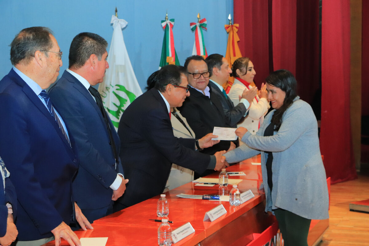 Rector de la UATx entregó bono de febrero a afiliados al STUAT y STEIESET