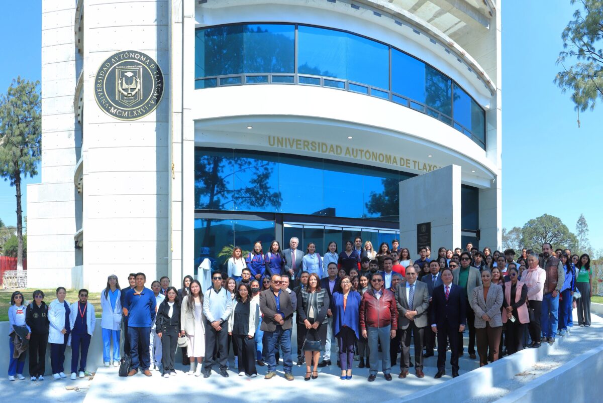 Estudiantes de la UATx reciben becas del Ciclo Otoño 2025