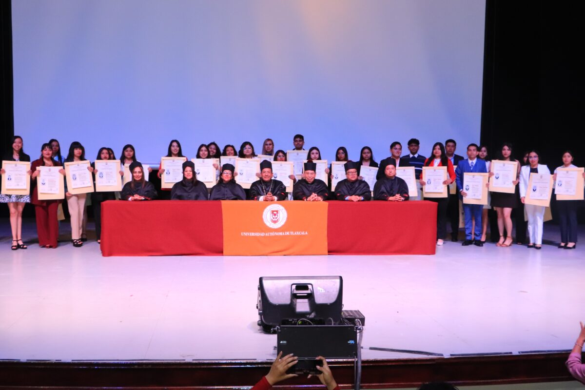 Entrega la UATx 319 títulos de licenciatura, especialidad, maestría y doctorado