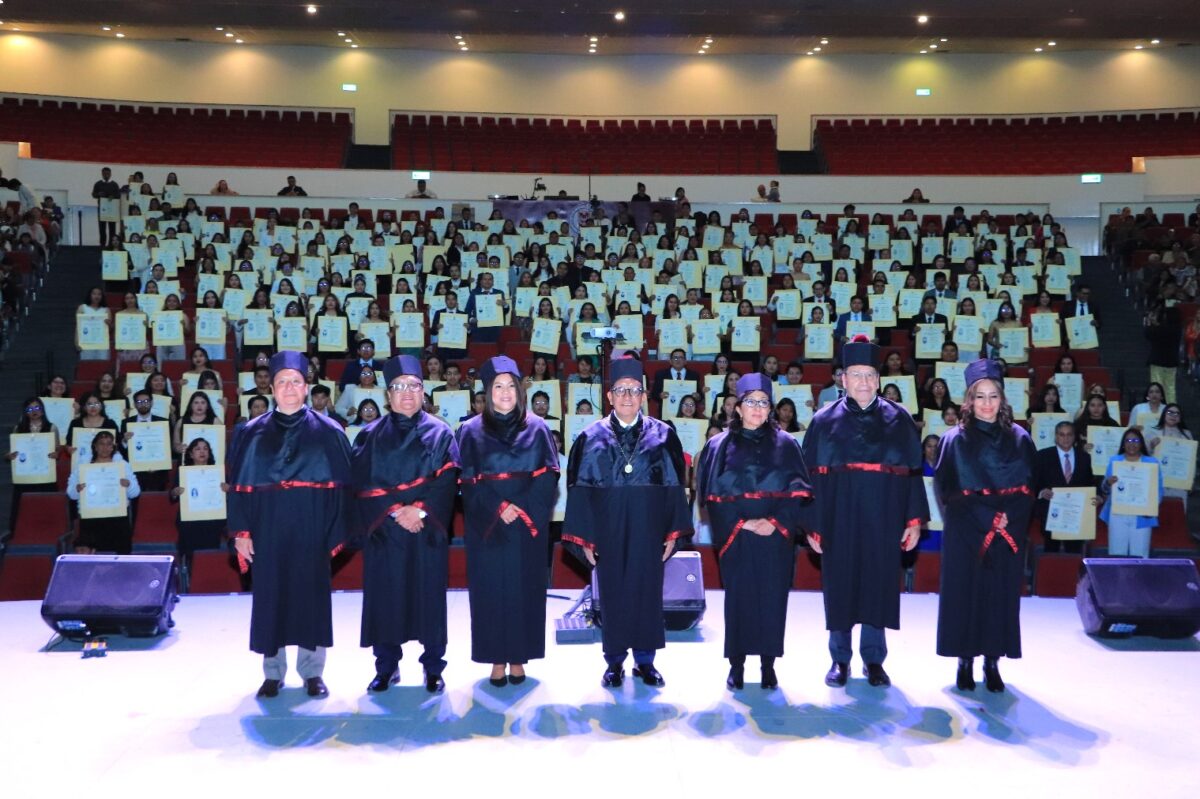 Encabeza Rector de la UATx segunda entrega de 545 títulos  de licenciatura, maestría y doctorado