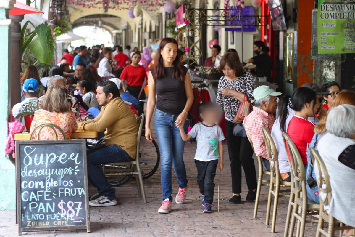 Alta afluencia se puede notar esta tarde en los restaurantes ubicados en el centro histórico de Tlaxcala capital