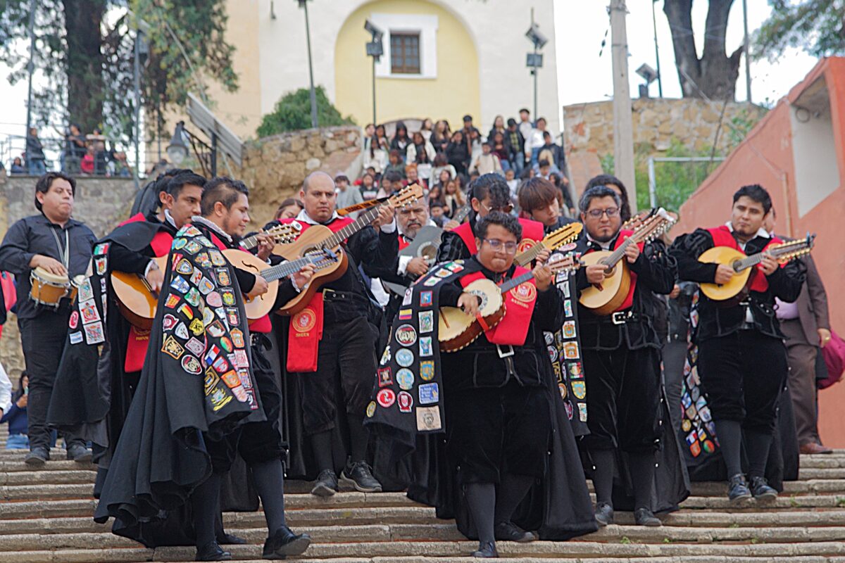 Callejoneada Universitaria fortalece la identidad y el orgullo UATx