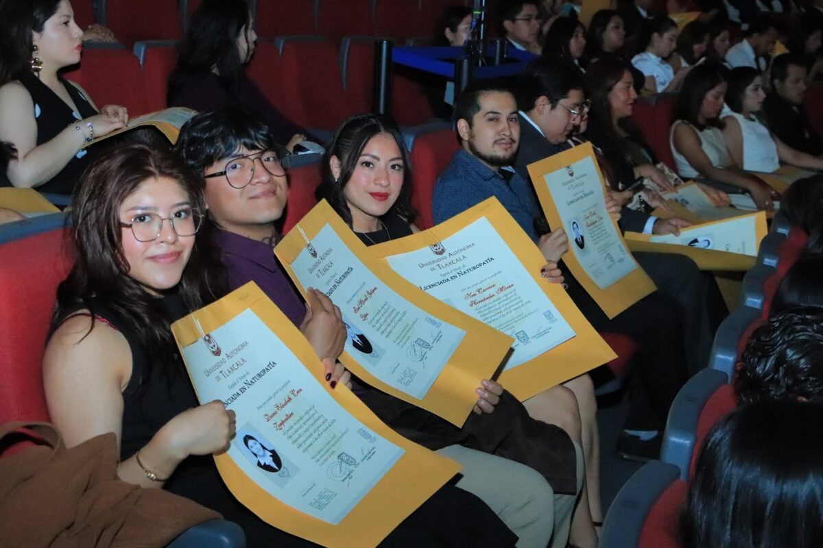 Entrega la UATx 545 títulos de licenciatura, especialidad, maestría y doctorado
