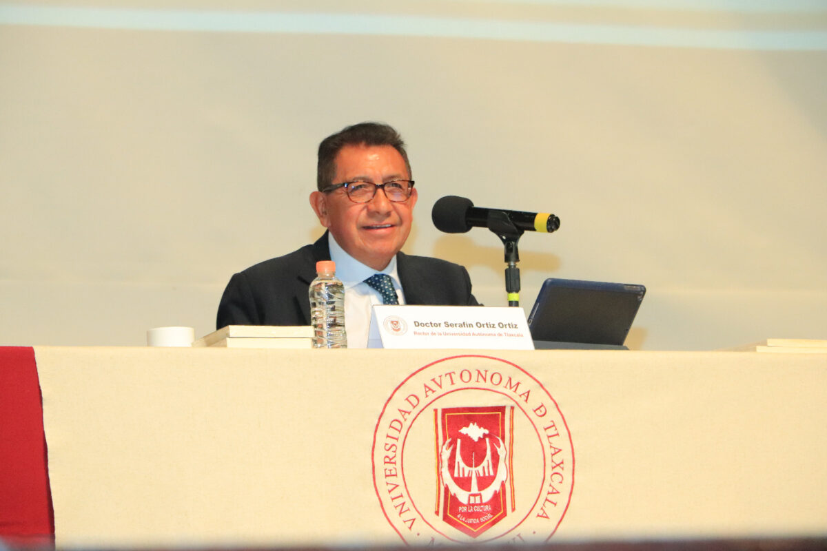 La formación docente fortalece la misión transformadora de la UATx: Rector