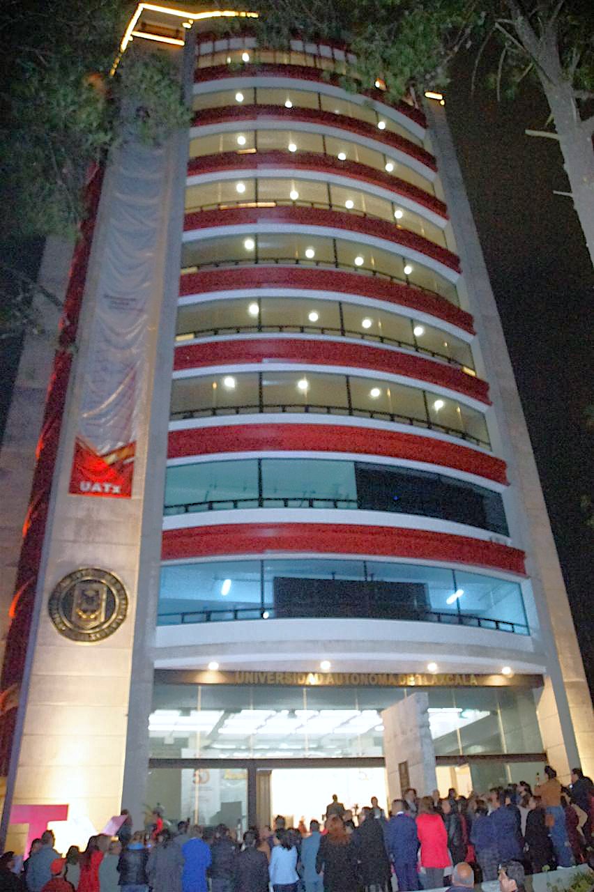 Ilumina UATx su Torre de Rectoría e inicia una nueva etapa de servicio a la comunidad