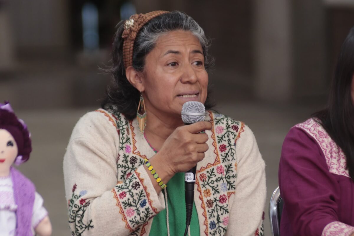 Artesanos del mercado de artesanos de la capital tlaxcalteca, ofrecieron una rueda