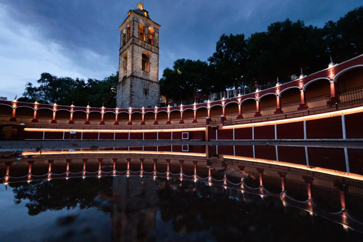 Así luce esta tarde la plaza de toros Jorge “El Ranchero” Aguilar en la capital tlaxcalteca, donde los charcos formados por las recientes lluvias
