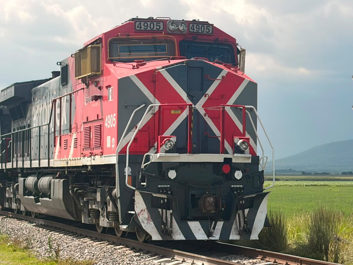 Tren embiste a vehículo que intentó ganarle el paso en Tlaxco; un niño resulta lesionado