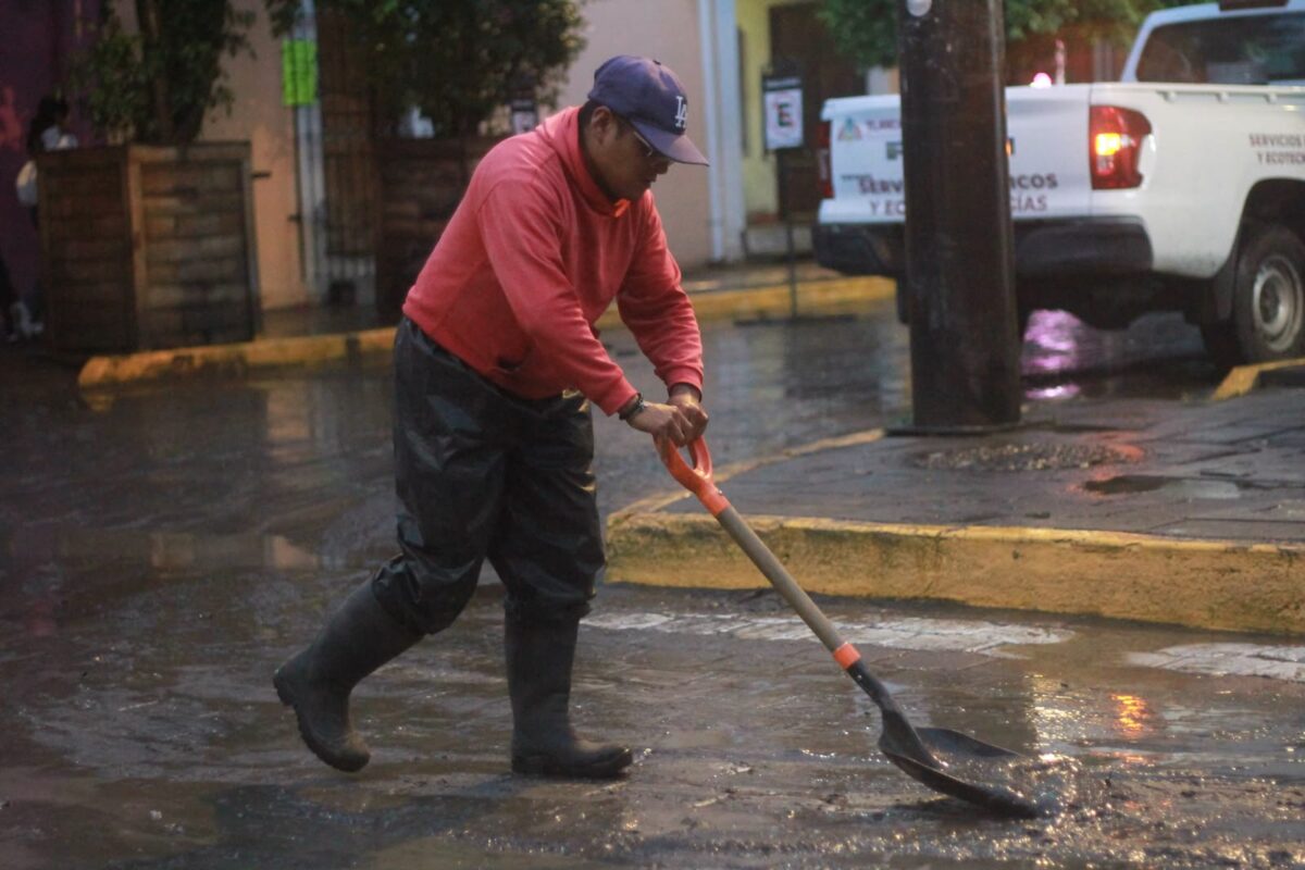Realizan labores de limpieza en la calle Muñoz Camargo, en el primer cuadro del centro histórico