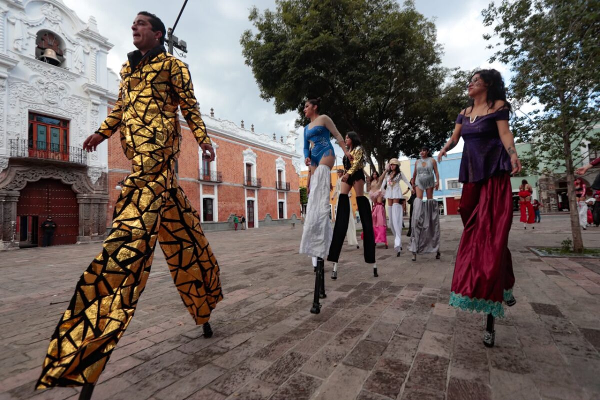 La compañía de teatro Kuêponi, en colaboración con los zanqueros de Zanque Arte, organizó una serie de talleres en el Palacio de Cultura de la capital tlaxcalteca
