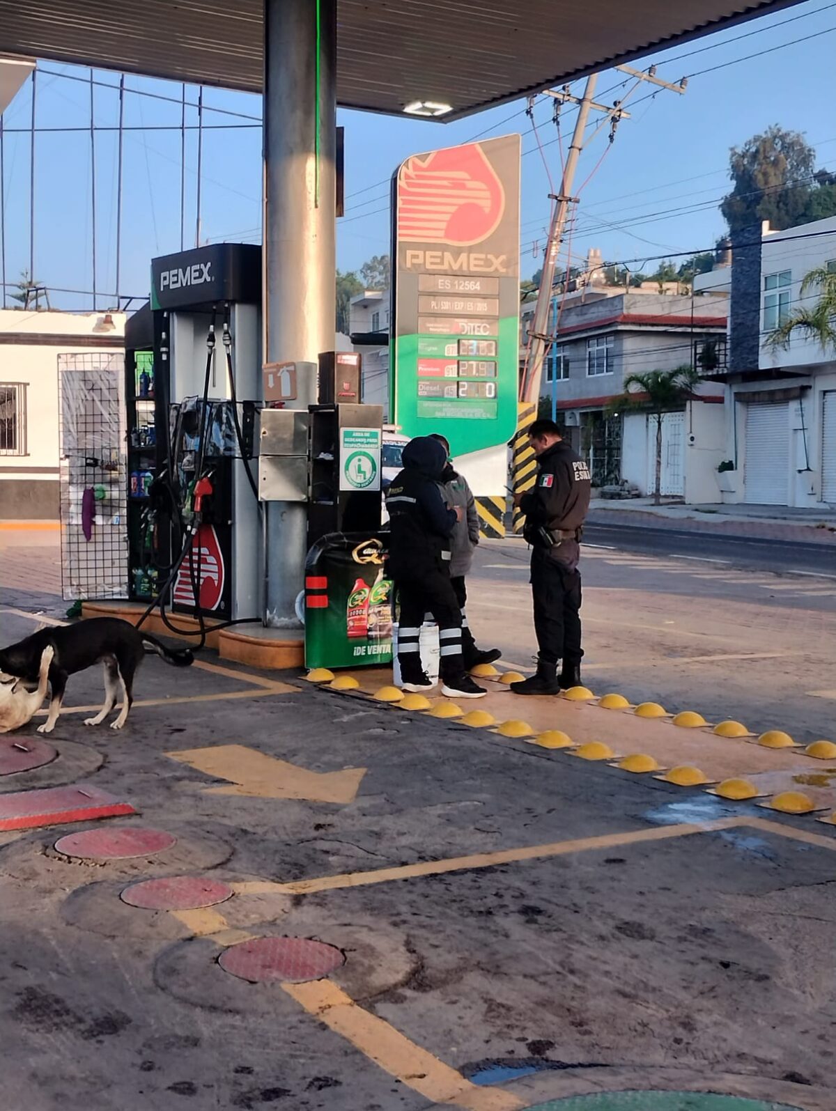 ¡Fingió comprar gasolina! Asaltante armado roba más de 10 mil pesos a despachadora en Nativitas