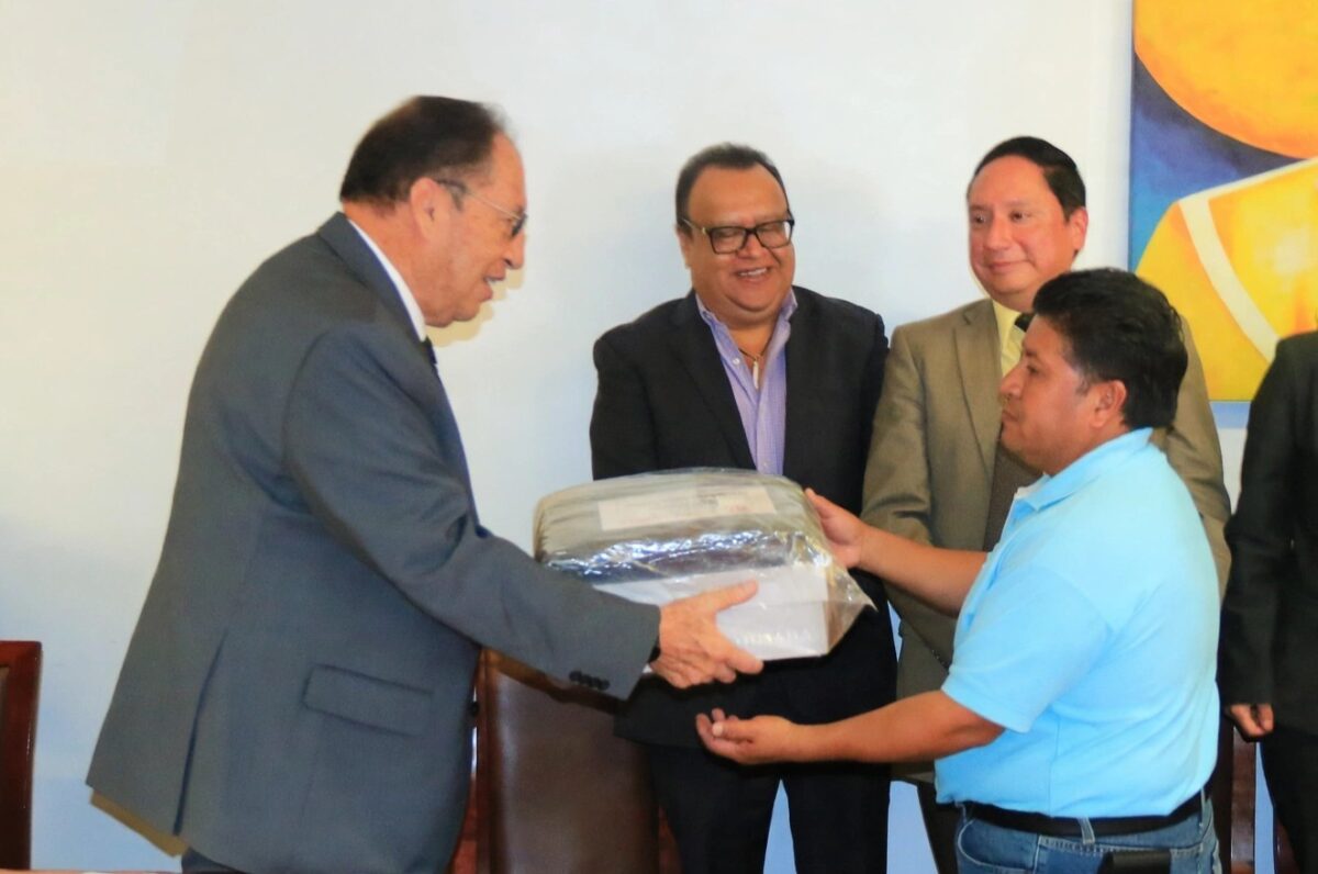 Rector de la UATx reconoce esfuerzo cotidiano   de trabajadores de Obras y Mantenimiento   