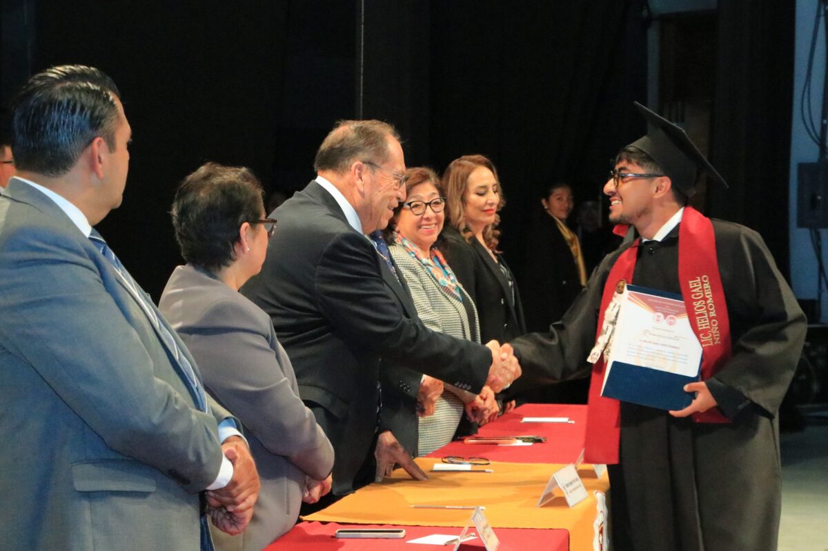 Encabeza Rector de la UATx entrega de constancias a  192 egresados de Ciencias de la Educación