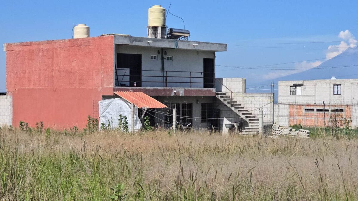 Localizan a dos hombres ejecutados con el “tiro de gracia” dentro de un departamento en Papalotla