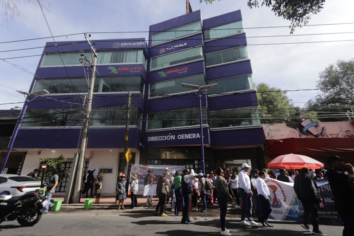 Representantes de Antorcha Magiste se congregaron frente a las oficinas principales del subsistema en la capital tlaxcalteca y de la Sección 55