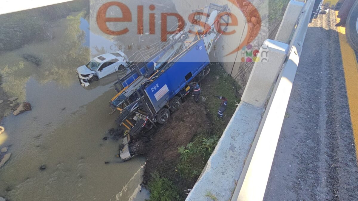¡Volvió a nacer! Nodriza con 8 autos se va a barranco en el Libramiento Apizaco-Huamantla; reportan caos vial
