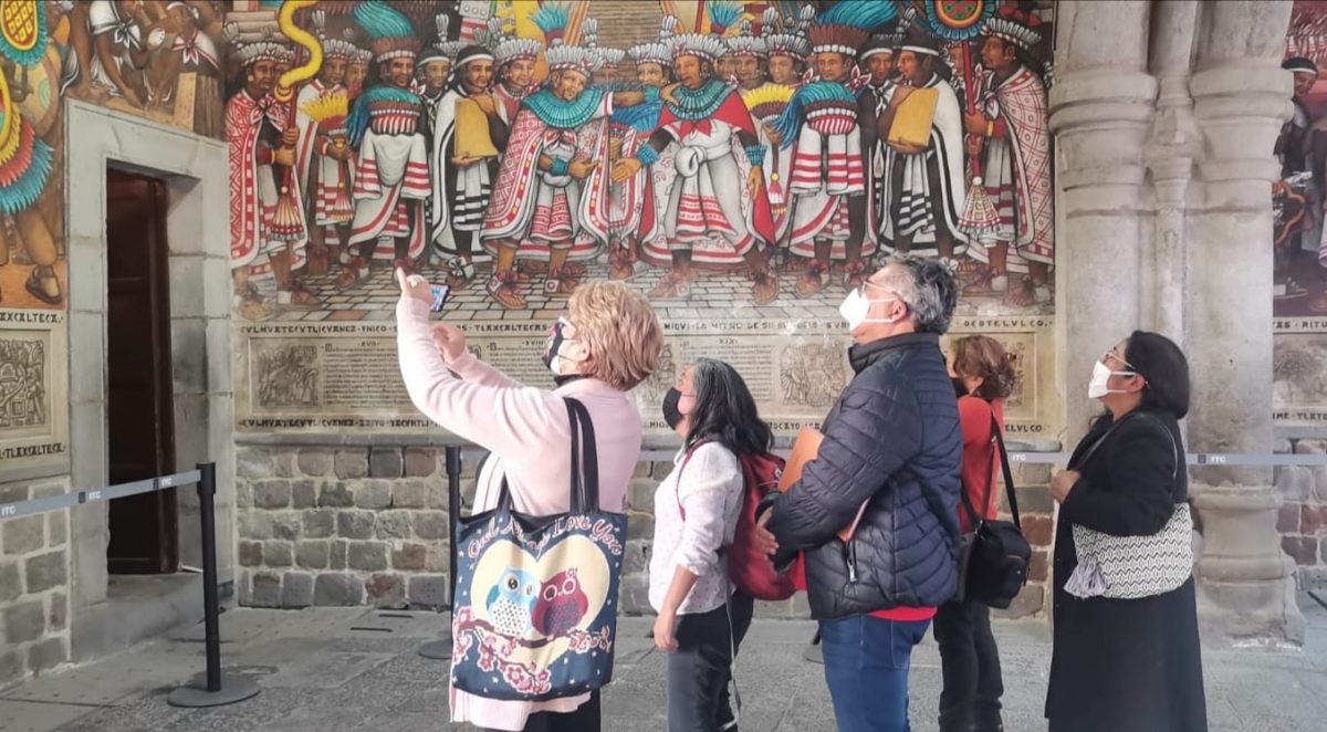Investigadoras del INBAL visitan murales del Palacio  rumbo al centenario de Xochitiotzin 