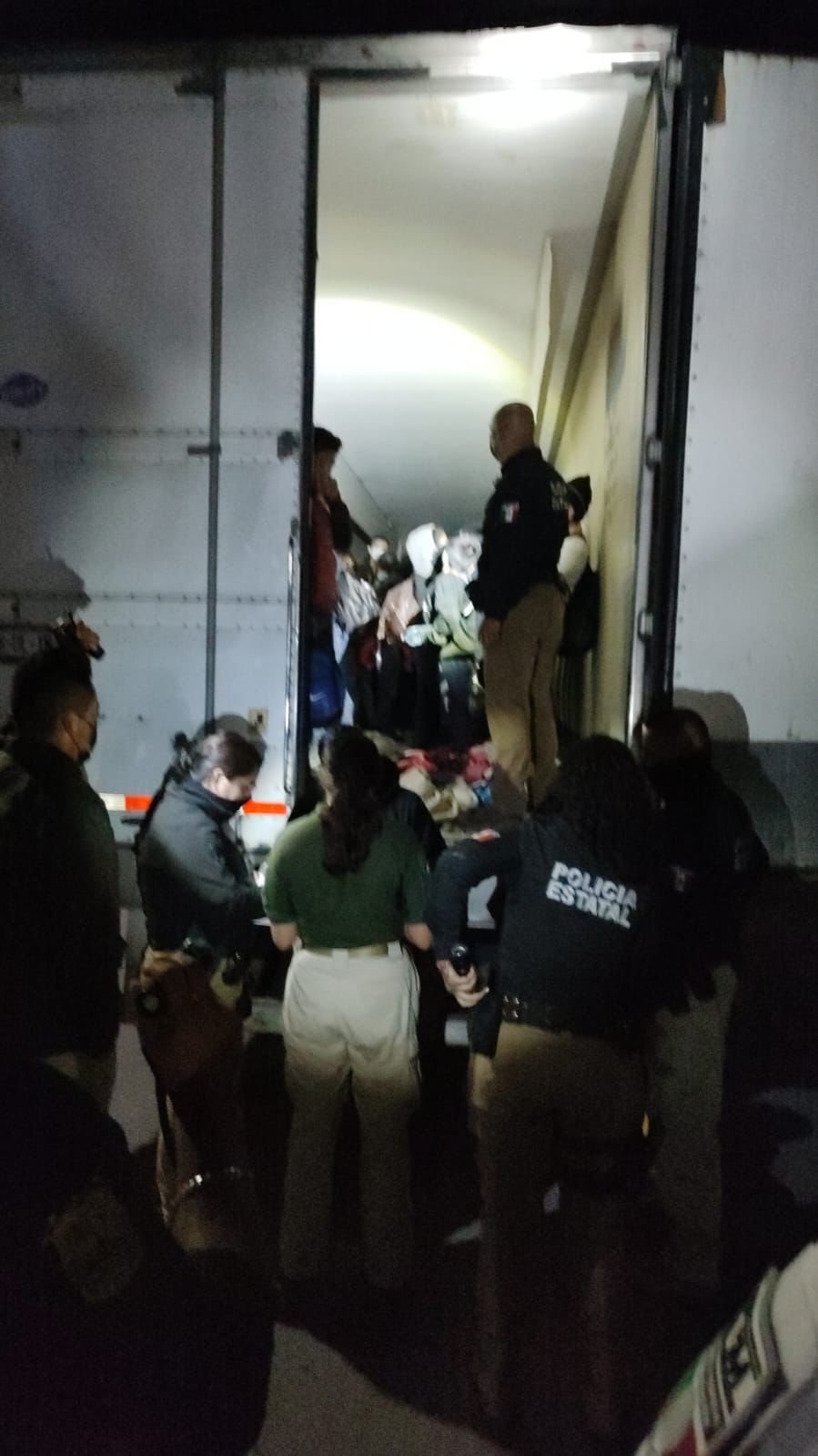 Rescata INM a 92 personas migrantes transportadas en caja de tráiler en el estado de Coahuila