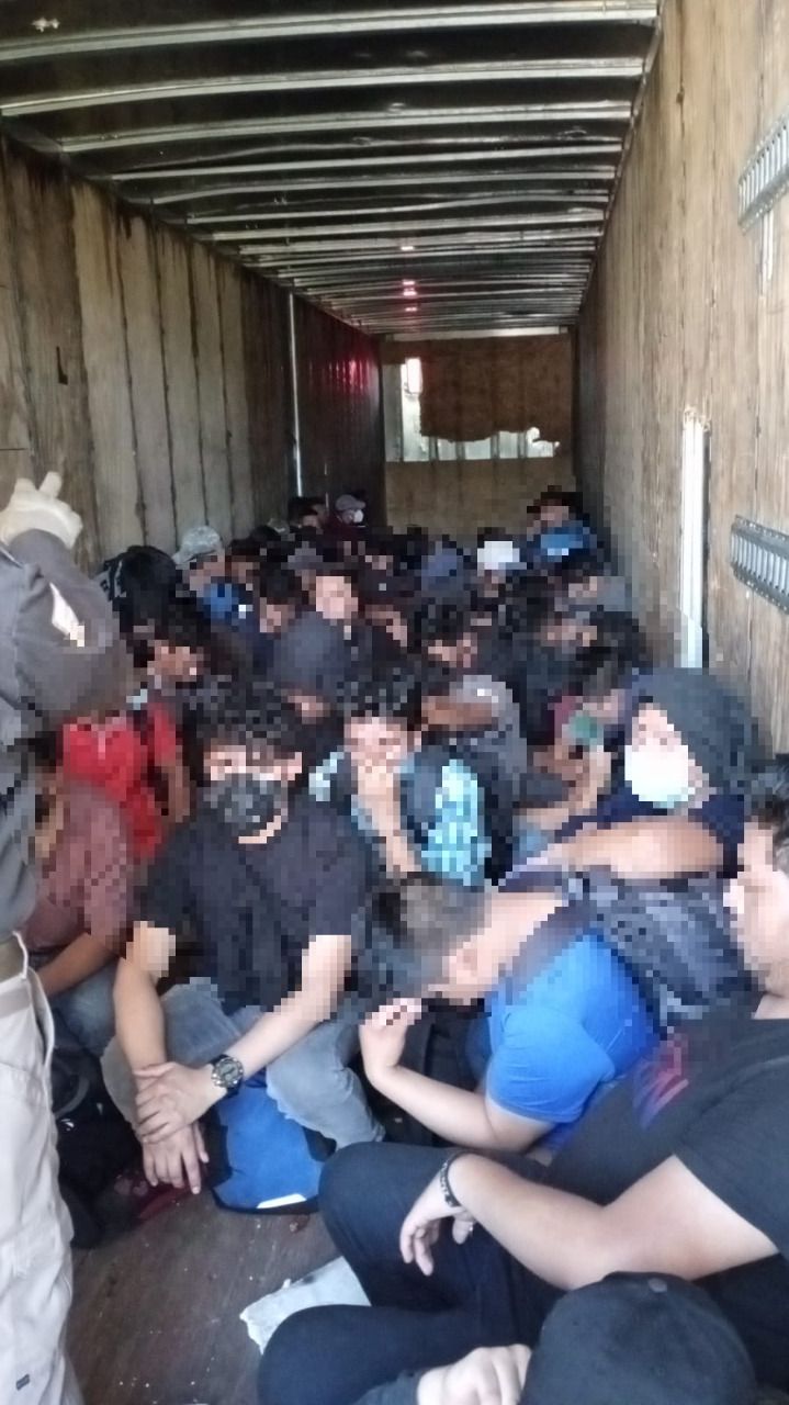 Rescata INM a 110 personas migrantes extranjeras hacinadas en caja de tráiler en Nuevo León