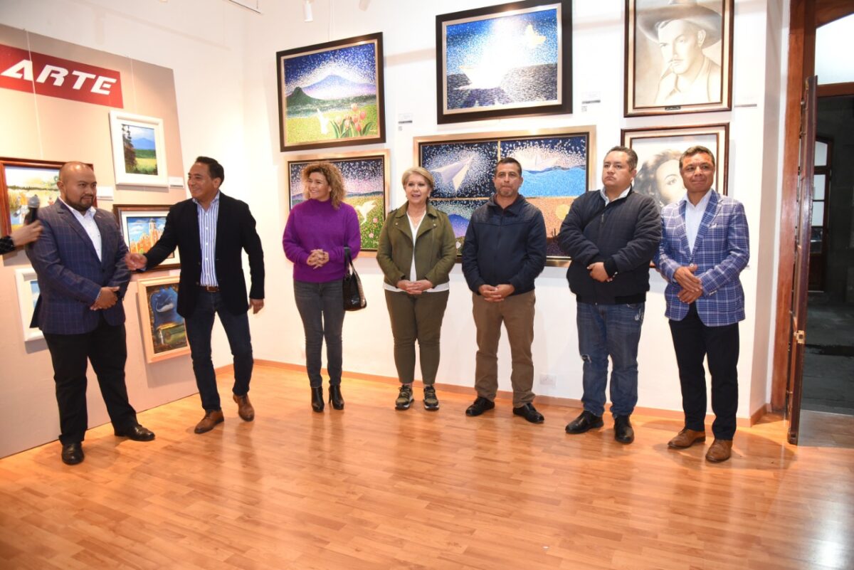 Aprecian visitantes exposición “Un jardín en el Palacio”, en la galería municipal Desiderio Hernández Xochitiotzin   