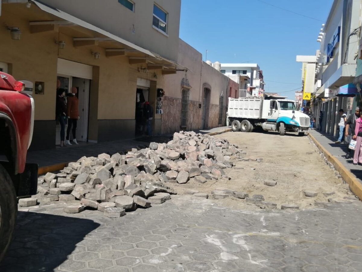 Avanza rehabilitación de calles en el centro de Chiautempan