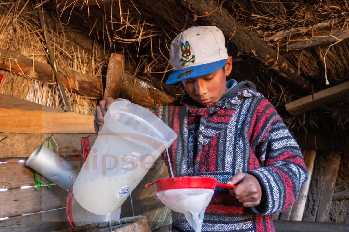 Wilulfo López, propietario del tinacal “El Ranchito” trabaja con su familia en su negocio de venta de pulque