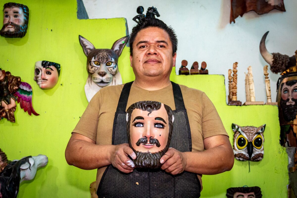 Ricardo Molina Sarmiento, artesano de talla en madera y oriundo de Tizatlan, Tlaxcala, trabaja en la fabricación de máscaras de carnaval