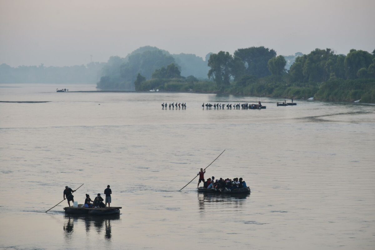 Cientos de personas provenientes de Centro, Sudamerica y Africa, cruzan de manera ilegal el río Suchiate