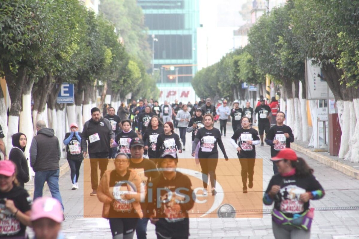 Deportistas de Tlaxcala y otras entidades del país, participan esta mañana en la carrera de 5 kilómetros, en diferentes categoría