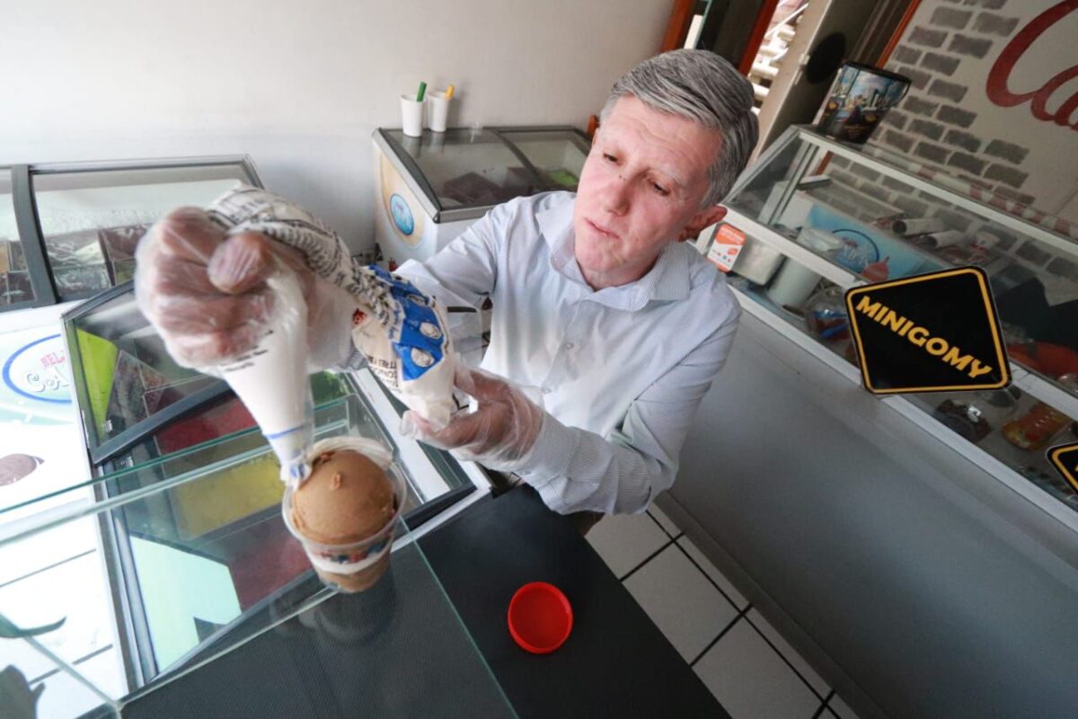 Miguel Candas vende sus propios helados desde hace más de 15 años