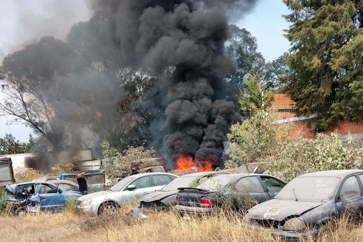 Fuego alcanzara algunos automóviles y generarse una nube de humo