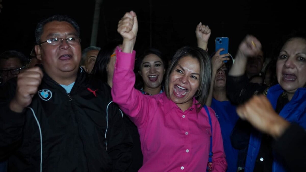 Minerva Hernández Ramos, acudió esta noche al Instituto Tlaxcalteca de Elecciones