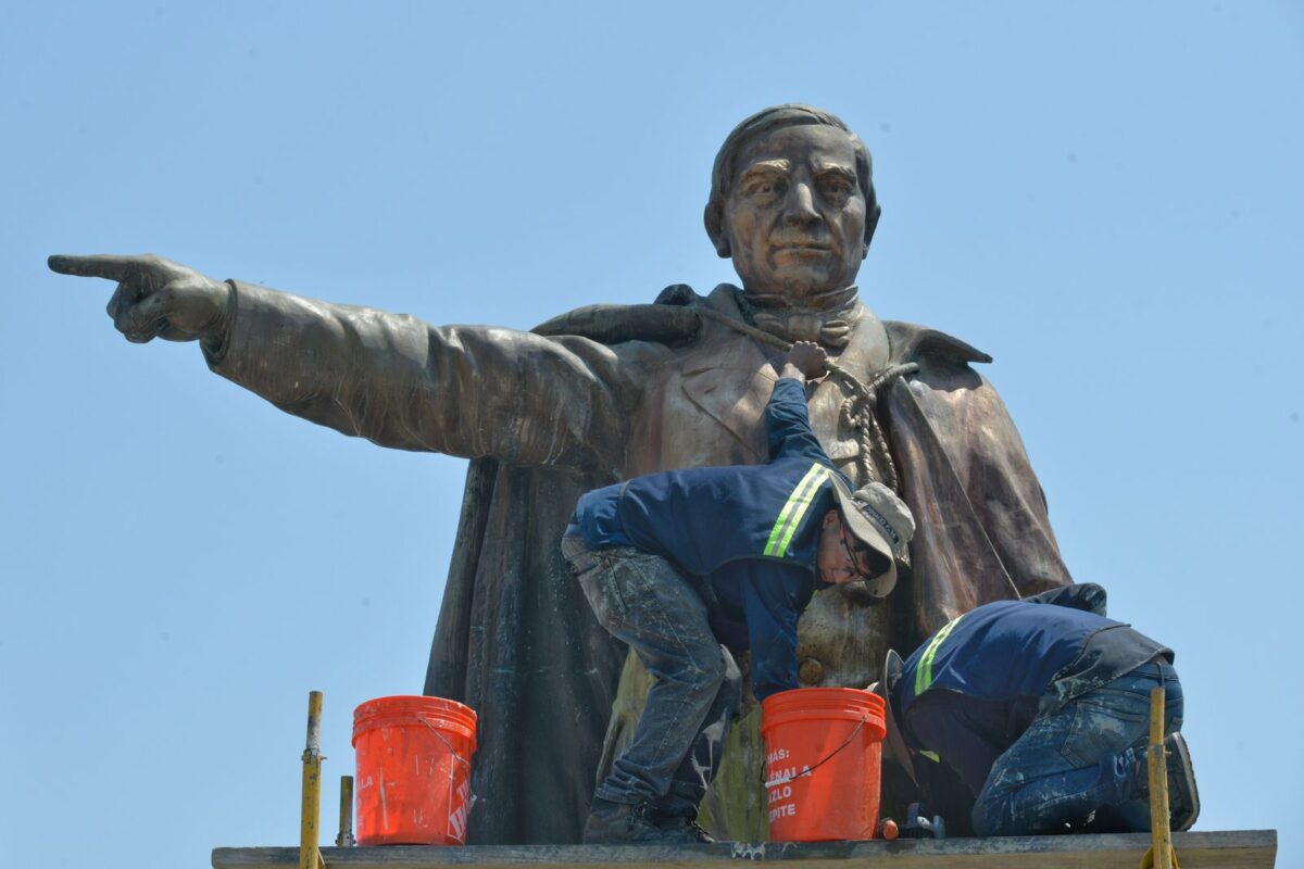 Trabajadores de mantenimiento realizan obras de restauración al monumento de Benito Juárez,