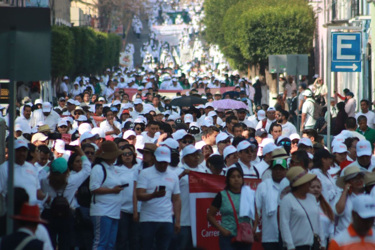 Trabajadores afilados a la Sección 31 del Sindicato Nacional de Trabajadores de la Educación (SNTE) desfilaron está mañana por las principales calles de Tlaxcala