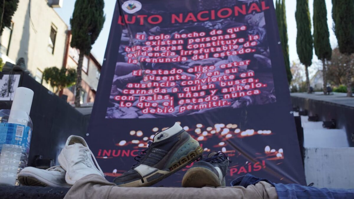 Manifestaron en las Escalinatas de los Héroes, de la capital de Tlaxcala, en la jornada de Luto Nacional convocada con motivo del hallazgo de un “campo de exterminio
